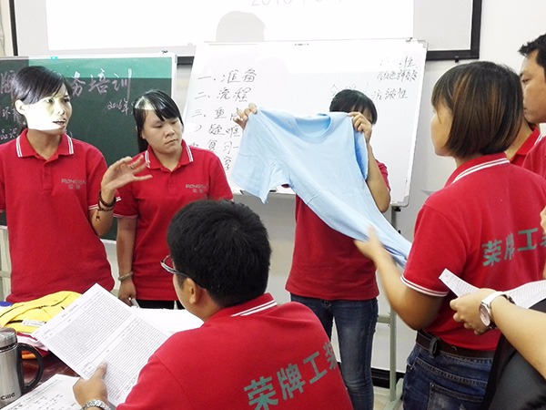 巅峰国际员工培训现场
